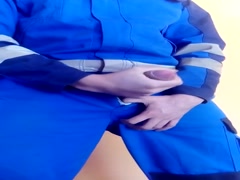 Drkanje kurca u radnom odijelu i svrsavanje.