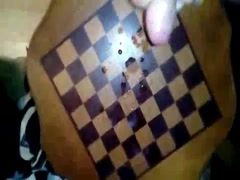 Drkanje i veoma obilno svrsavanje na sahovsku tablu