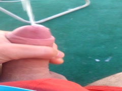 Drkanje do obilnog svršavanja na terasi