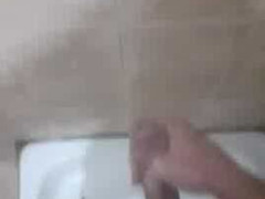 Prskanje kurcine pod tusem